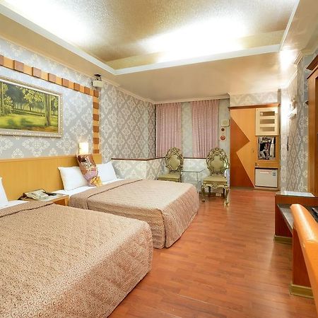 Holland Village Motel Тайнань Экстерьер фото