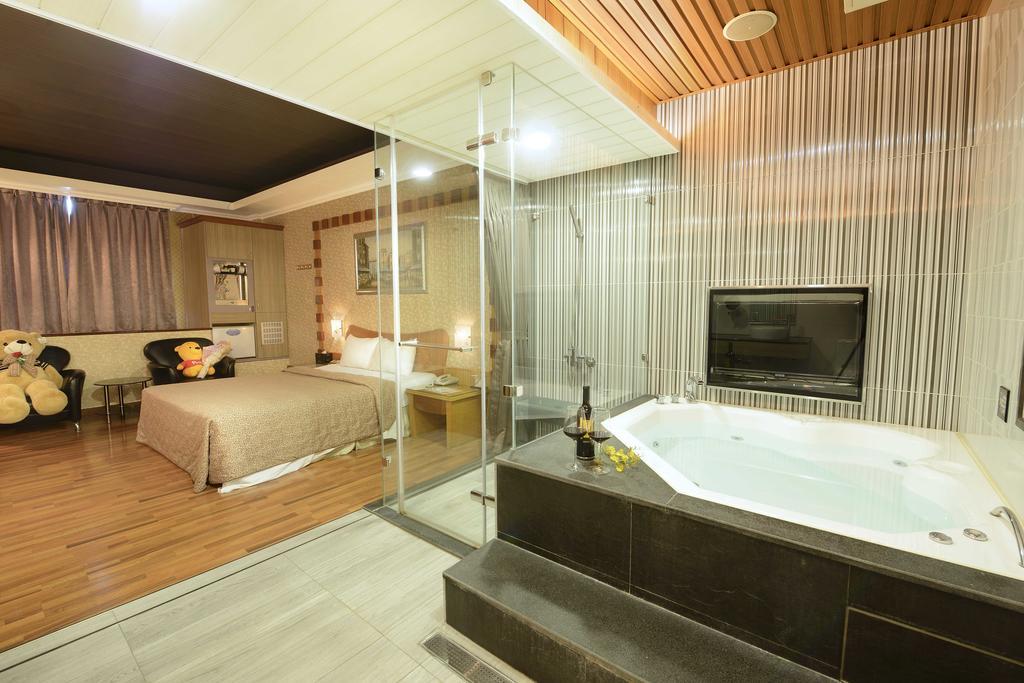 Holland Village Motel Тайнань Экстерьер фото