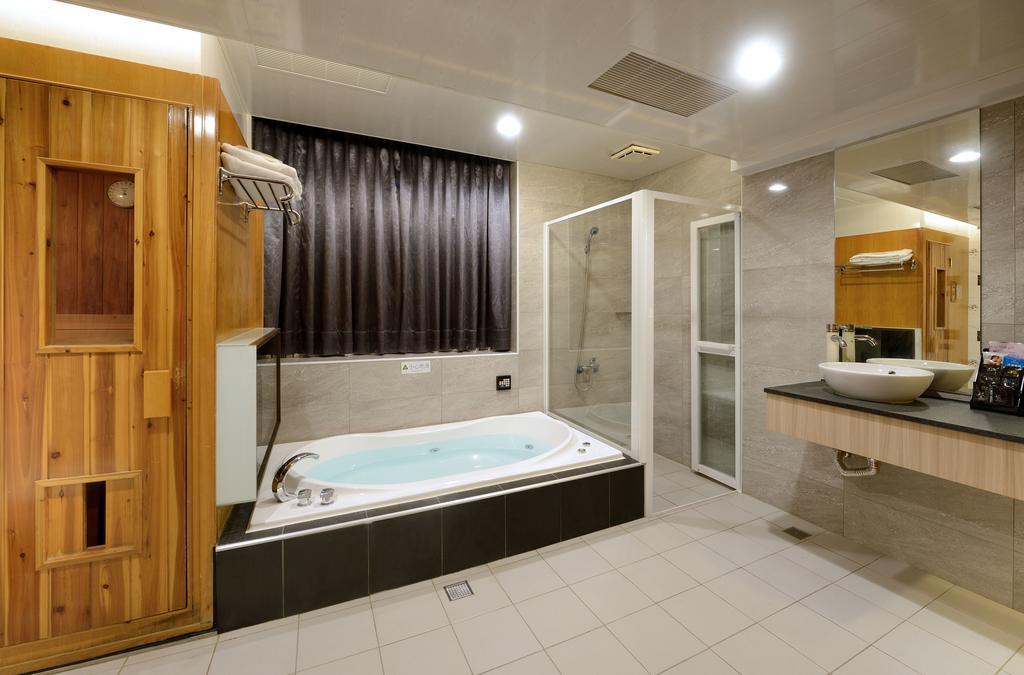 Holland Village Motel Тайнань Экстерьер фото