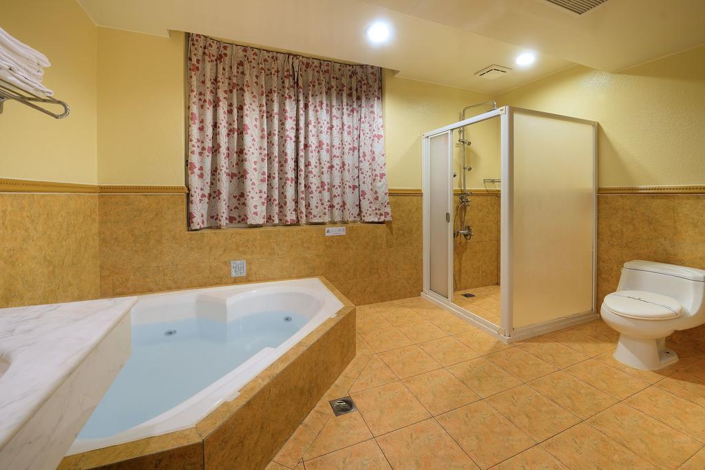 Holland Village Motel Тайнань Экстерьер фото