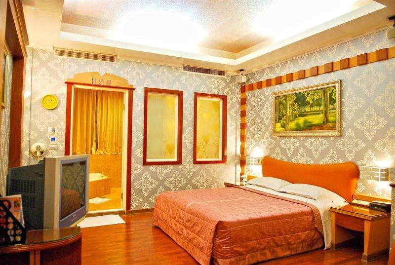 Holland Village Motel Тайнань Экстерьер фото