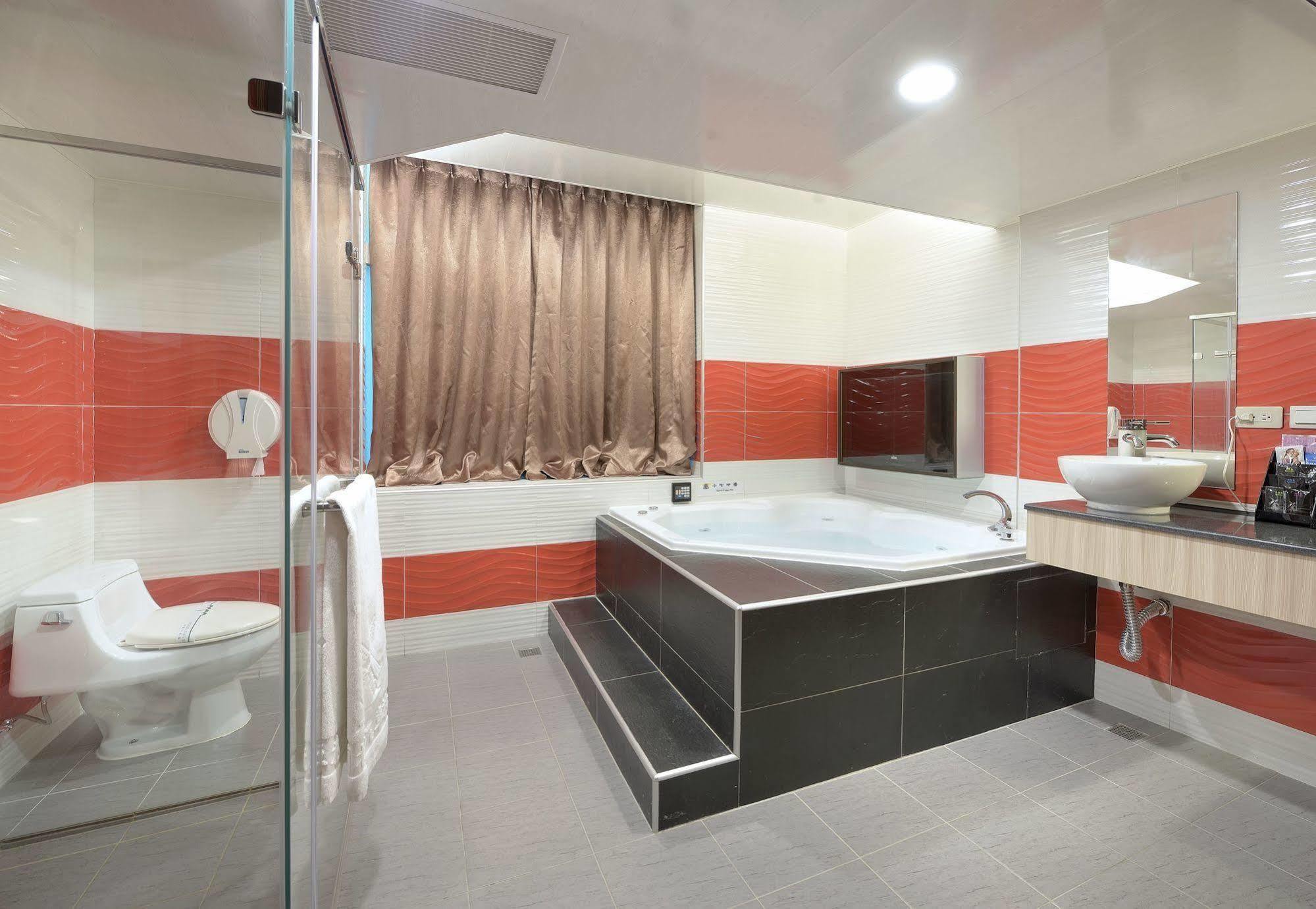 Holland Village Motel Тайнань Экстерьер фото