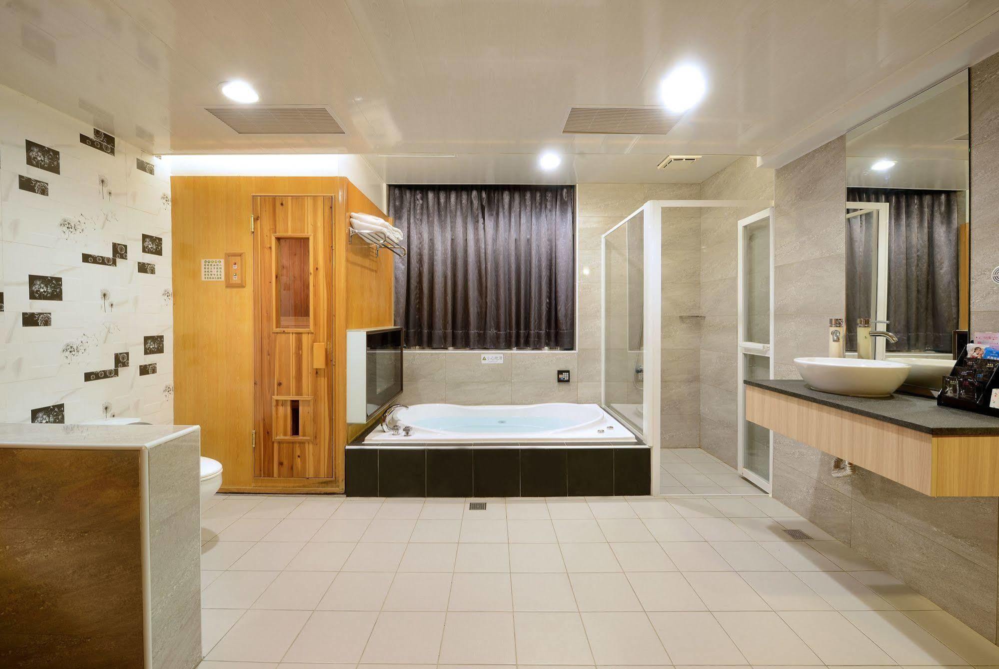 Holland Village Motel Тайнань Экстерьер фото