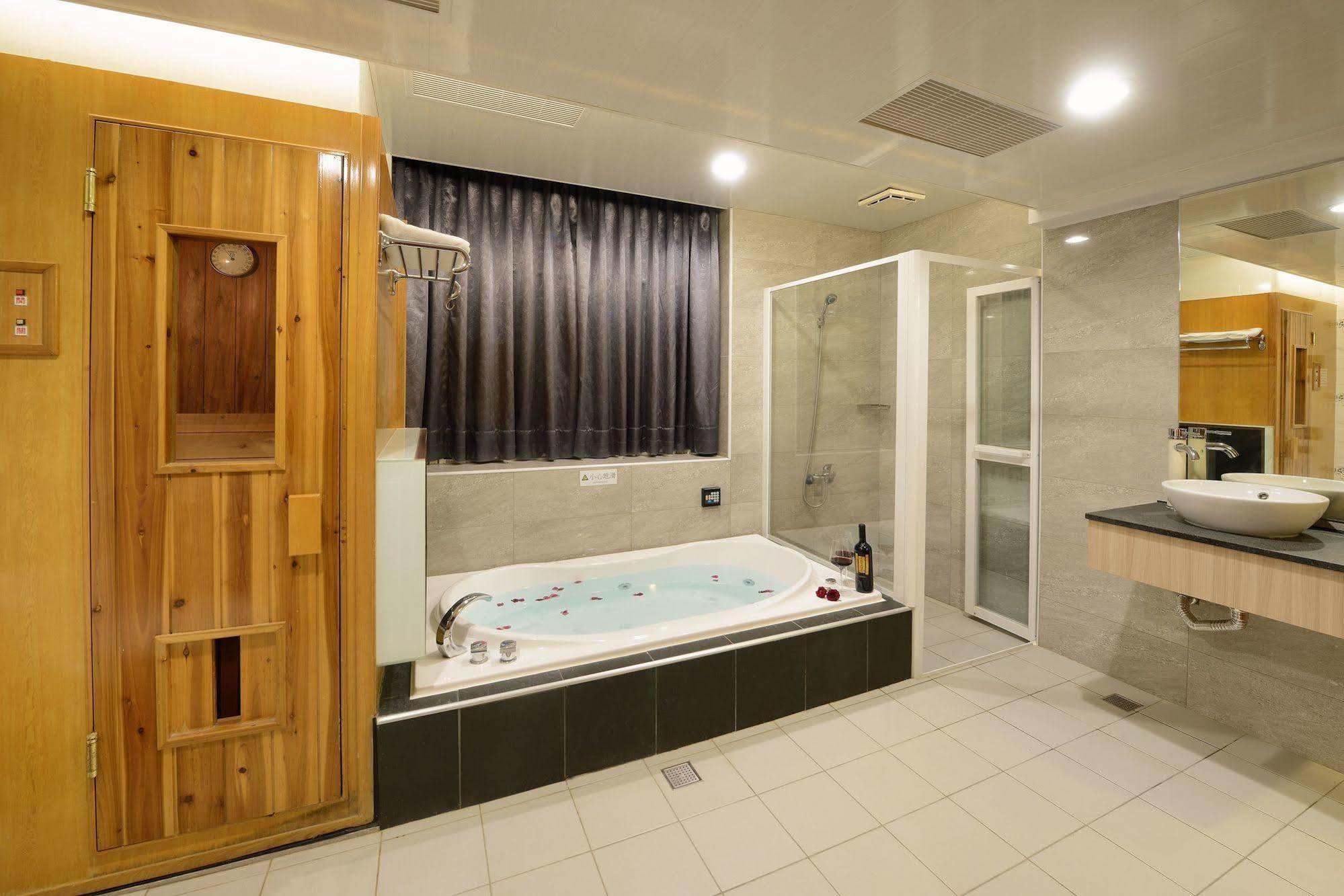 Holland Village Motel Тайнань Экстерьер фото