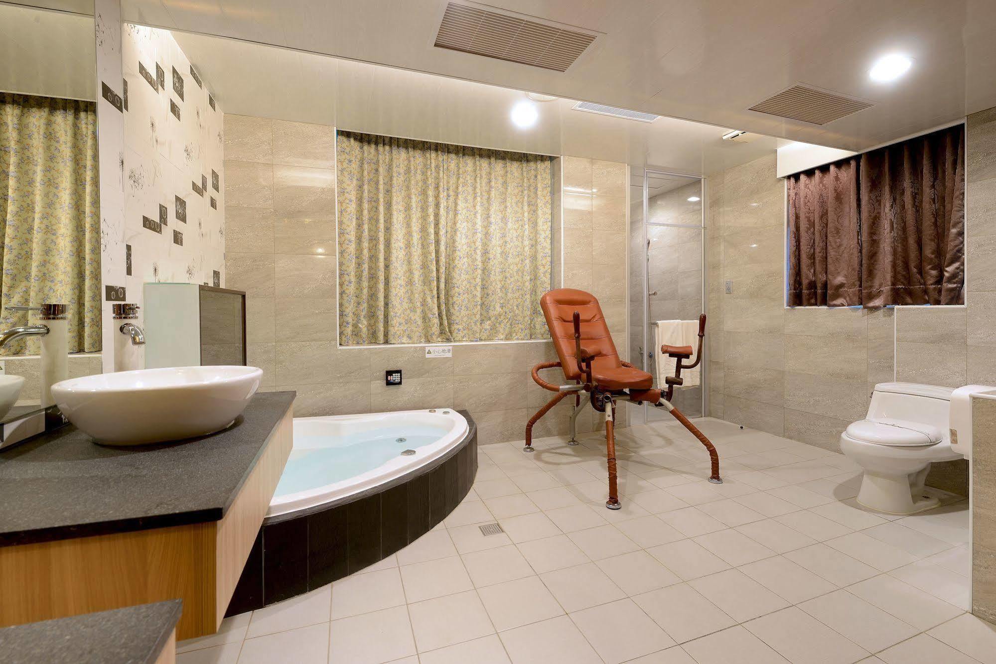 Holland Village Motel Тайнань Экстерьер фото