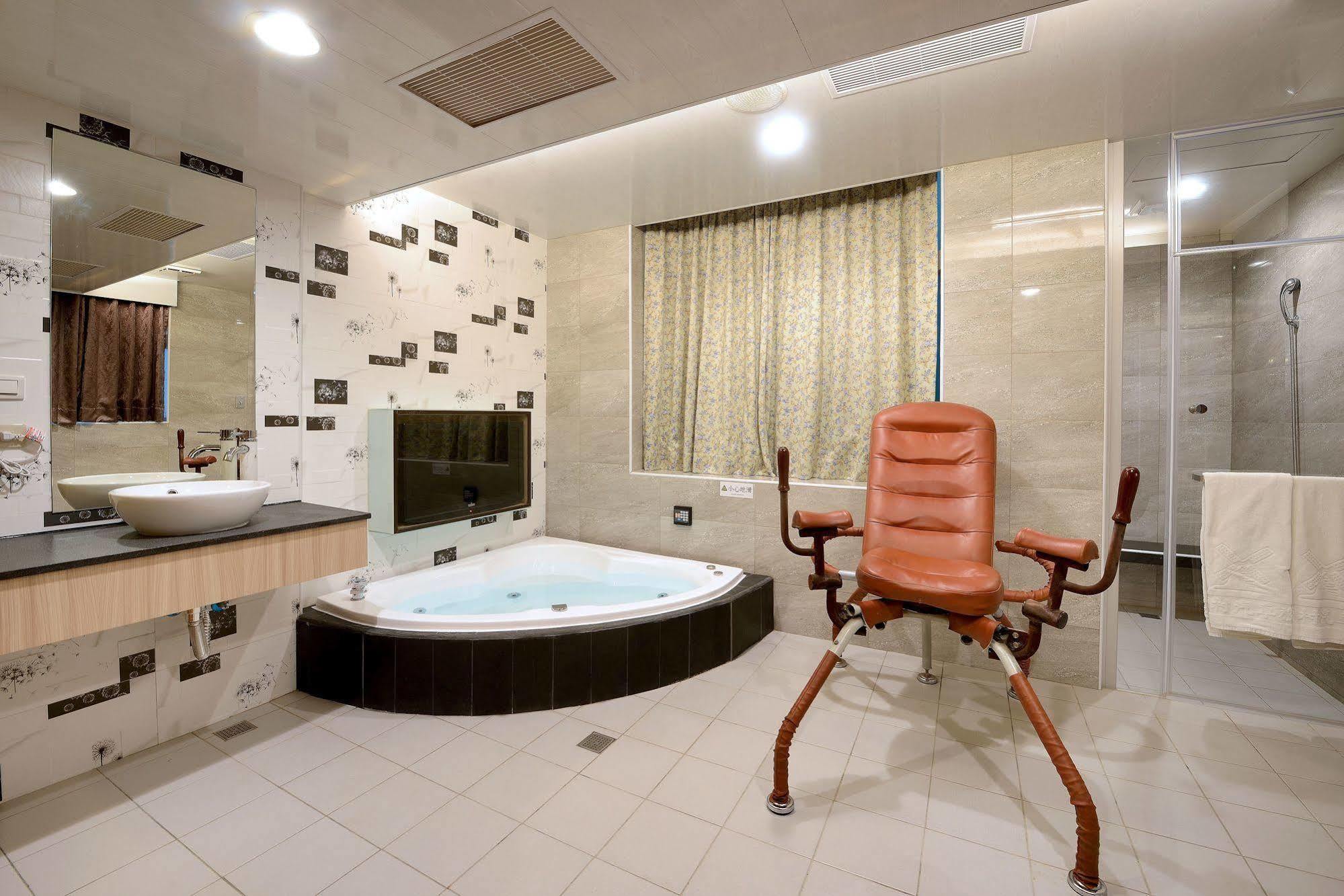 Holland Village Motel Тайнань Экстерьер фото