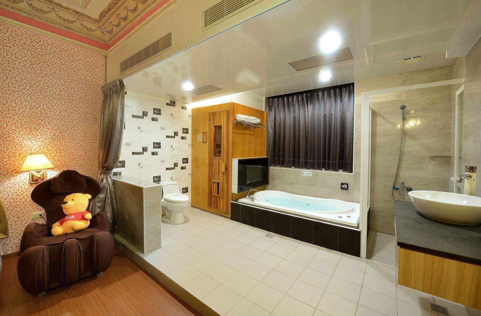Holland Village Motel Тайнань Экстерьер фото