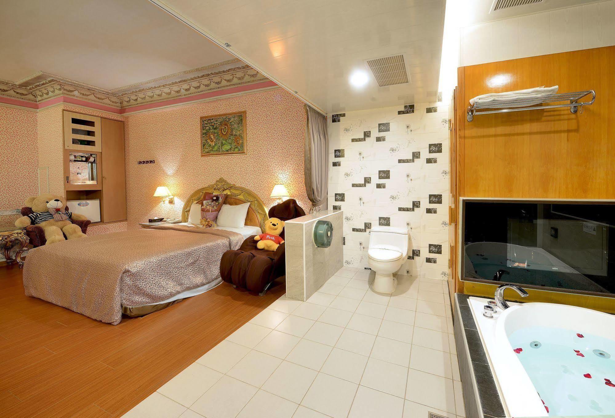 Holland Village Motel Тайнань Экстерьер фото