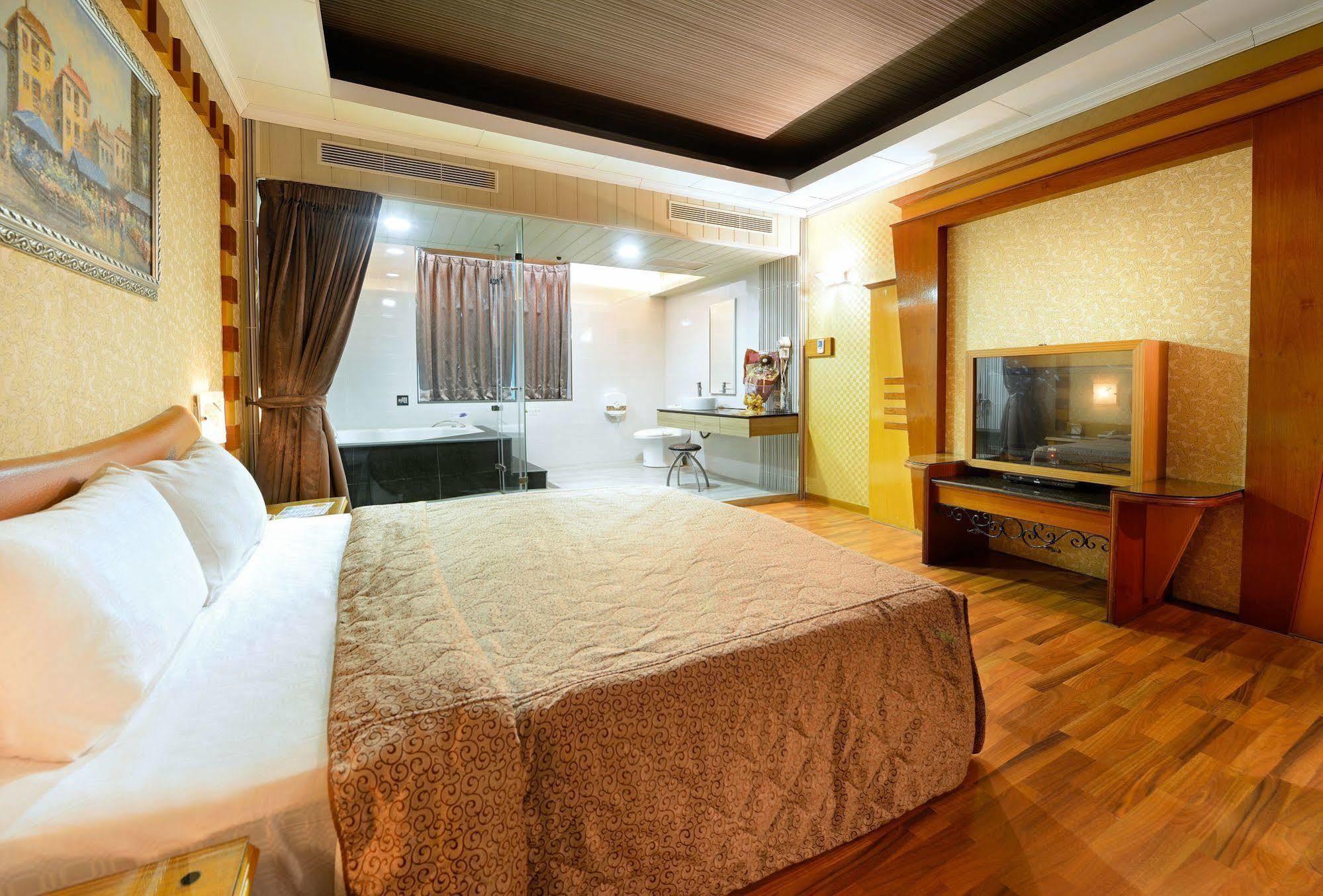 Holland Village Motel Тайнань Экстерьер фото