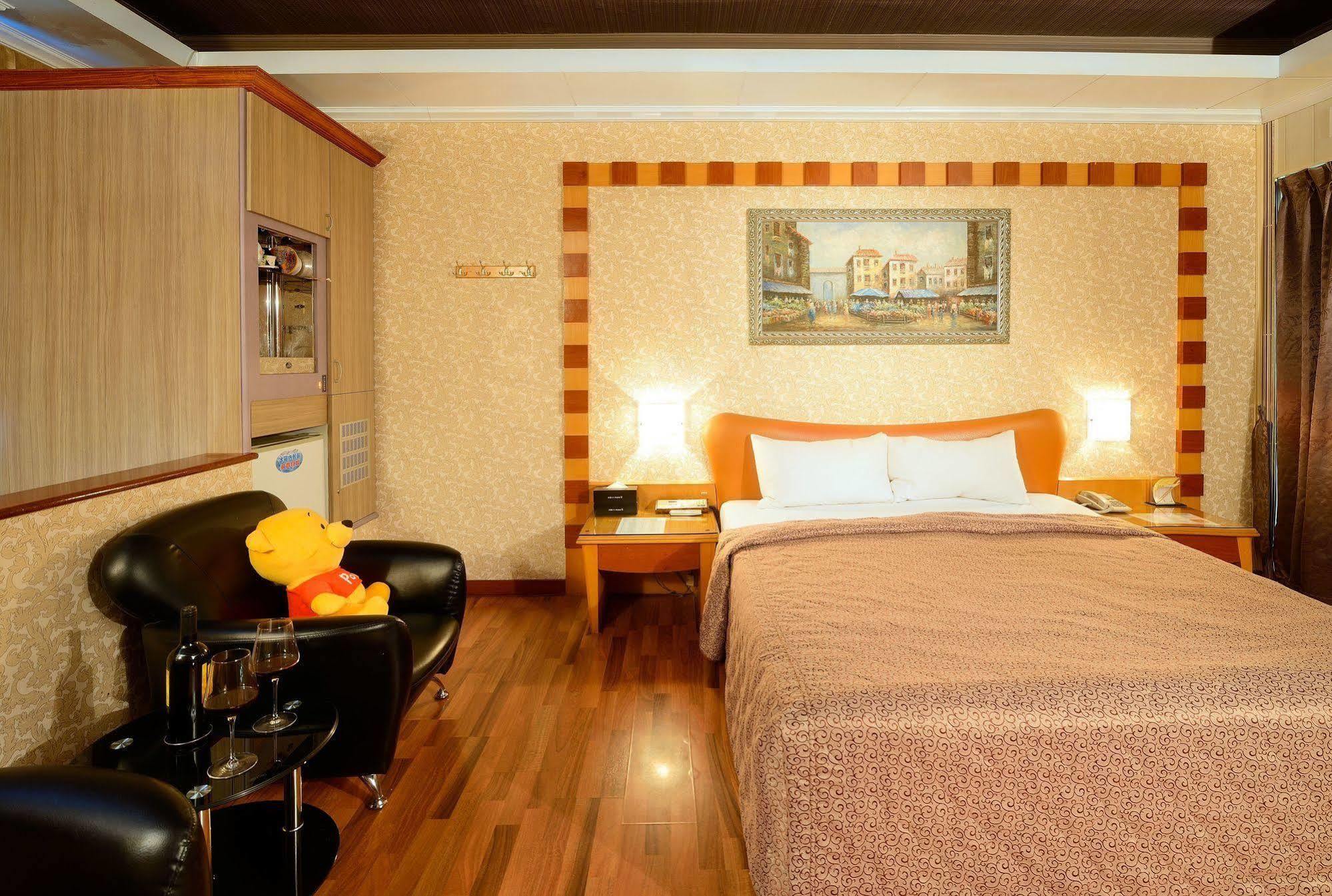 Holland Village Motel Тайнань Экстерьер фото