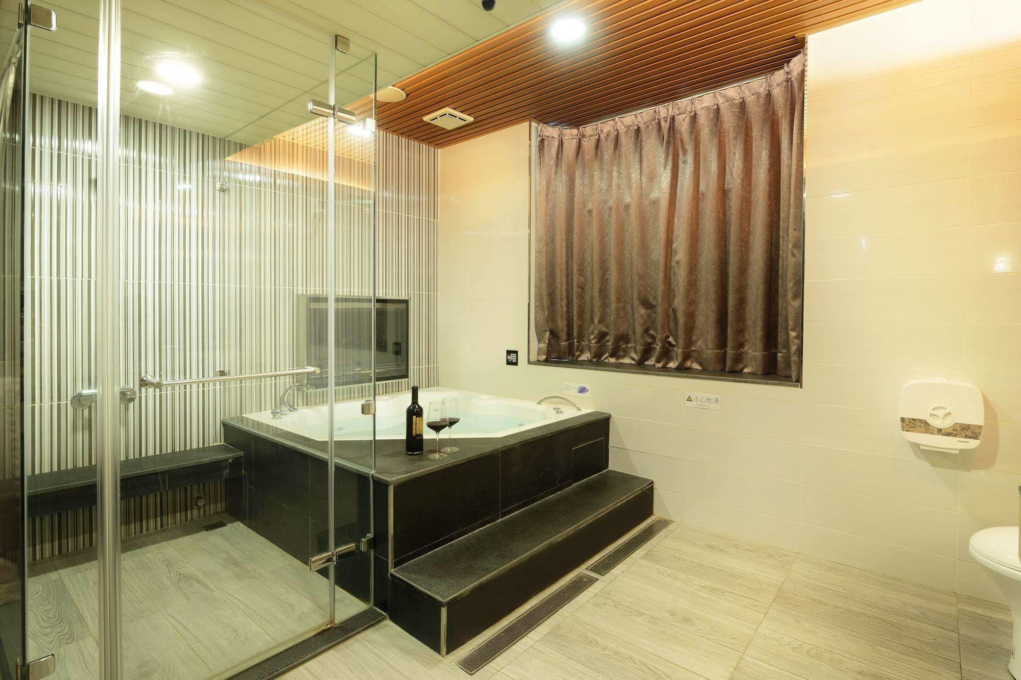 Holland Village Motel Тайнань Экстерьер фото
