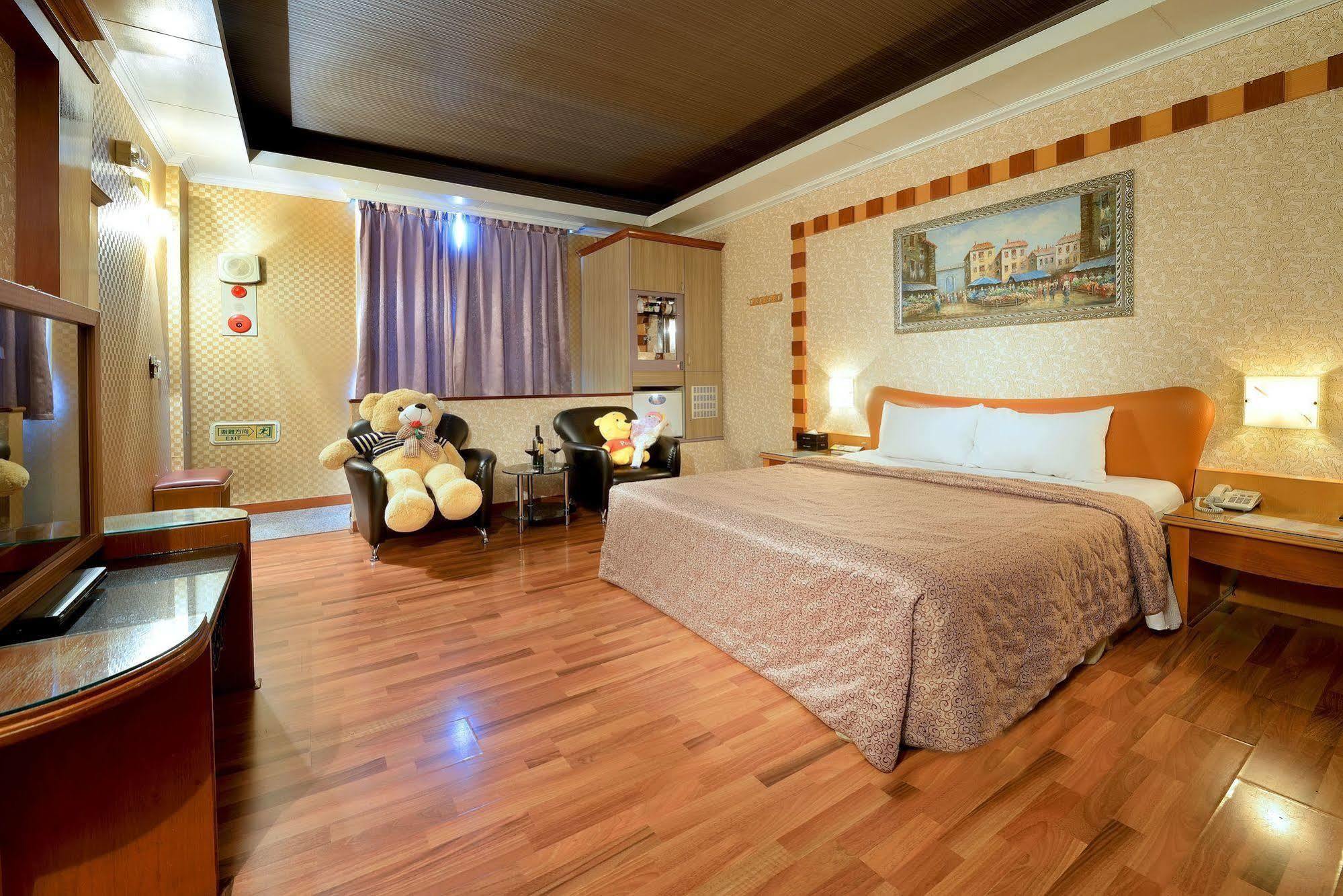 Holland Village Motel Тайнань Экстерьер фото