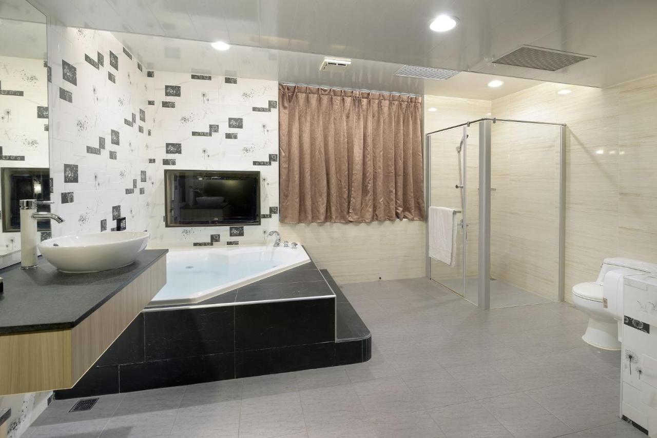 Holland Village Motel Тайнань Экстерьер фото